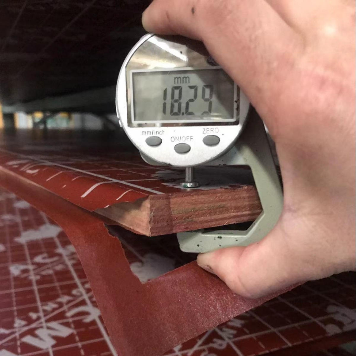Los fabricantes de madera contrachapada de encofrado de construcción rentables suministran tablero de madera de melamina tablero completo tablero multicapa