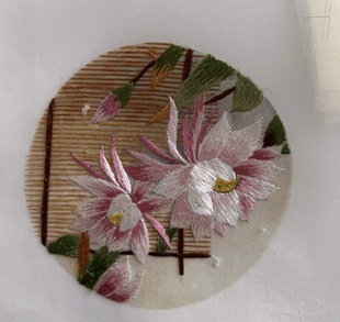 Handmade embroidery piece (8cm diameter) B doll fan embroidery piece Suzhou embroidery car accessories