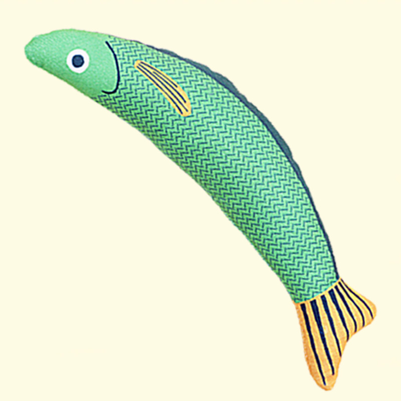 猫のおもちゃは猫の麻布の魚をからかいます。|undefined