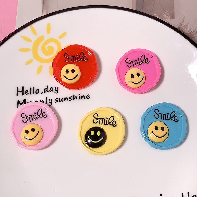 Resina sonriente creativa con cáscara de teléfono móvil agujero agujero zapatos llaveros taza de agua aislante DIY accesorios para el cabello caja de almacenamiento refrigerador