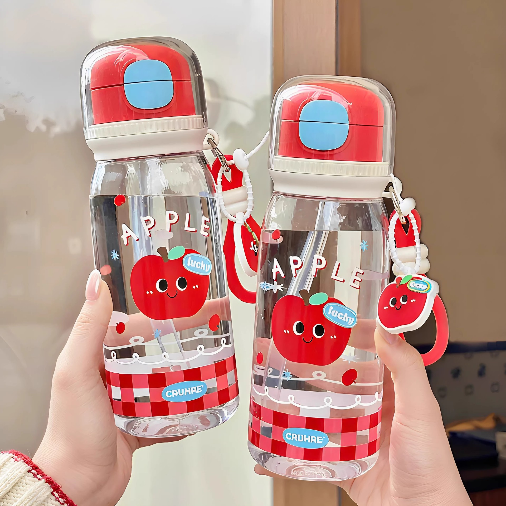 Hermosas tazas de agua de plástico para niñas de alto valor nominal tazas de paja de manzana roja de dibujos animados para estudiantes y niños portátiles tazas de doble bebida