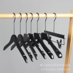 服の店の亜光の黒色の実木のハンガーの子供の婦人服の紳士服の滑り止めの服は木の服のハンガーの木のズボンの挟みを掛けます。