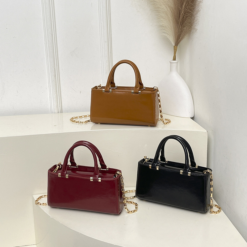 Piccola borsa a tracolla quadrata da donna color cremisi elegante_voghion.com