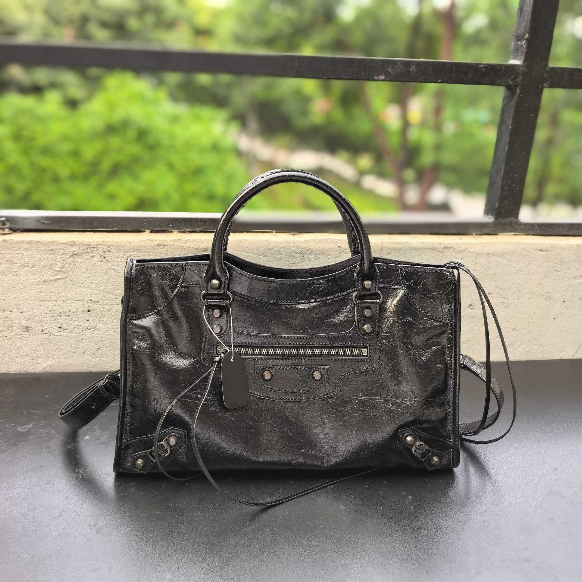 2025 New Lecity Satchel Crossbody Shoulder Bag Retro Rivet Motorcycle Bag French High-End Texture