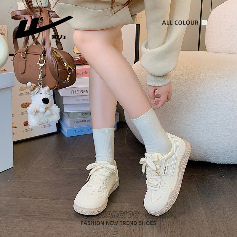 Retirada simple de color sólido hermoso zapatos de entrenamiento de mujer ligero coreano de otoño zapatos de suela gruesa de moda deportiva de alto valor de belleza zapatos individuales