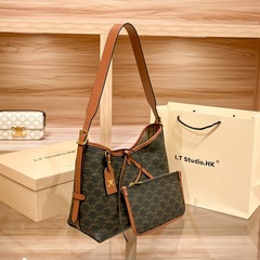 香港真皮通勤托特包包2024新款大容量單肩斜挎腋下水桶包包女百搭