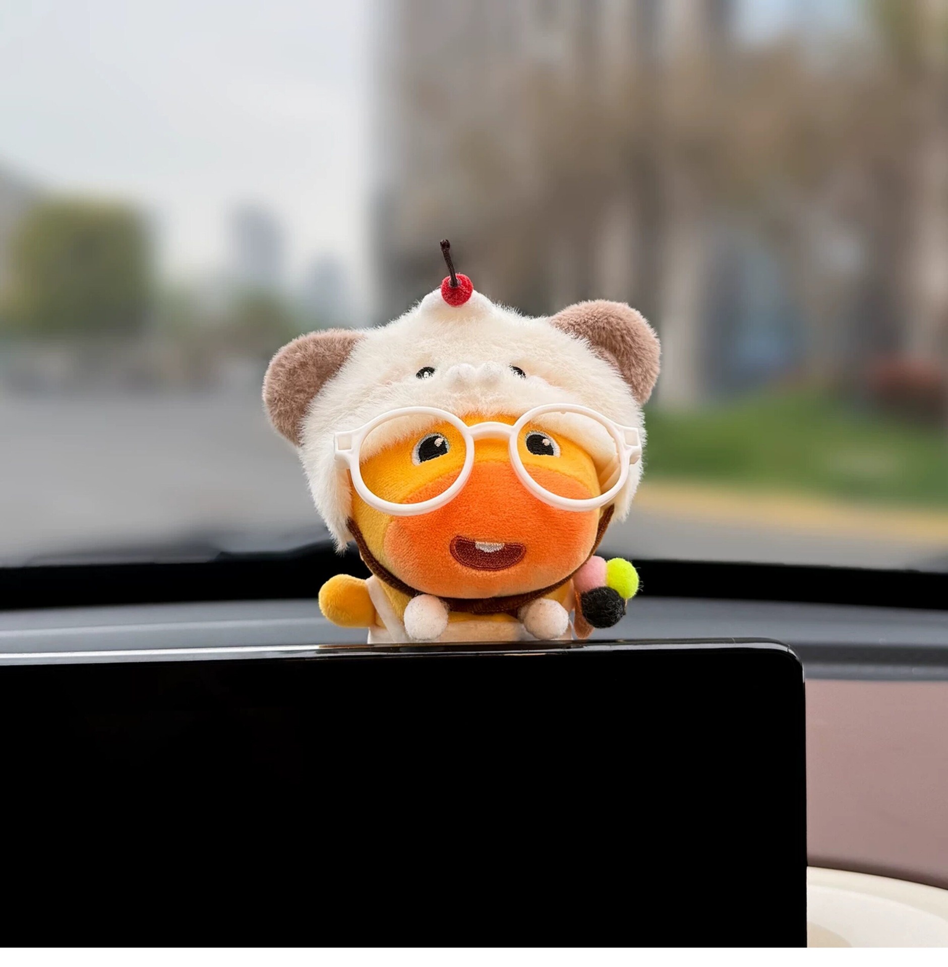 Authentic Capybara Lulu Car Ornament, Car Dashboard Display Screen Decorative Doll, Interior Car Accessory Figurine