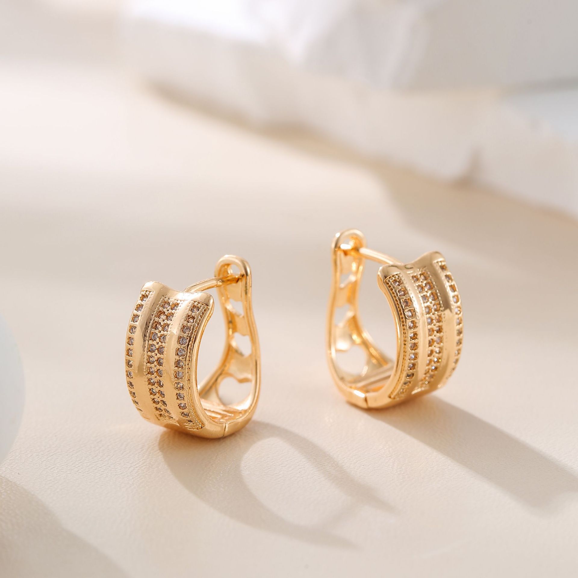 Aretes de moda de Amazon transfronterizos de diseño único, simple y lujoso, pernos retro de alta calidad, micro incrustados con zirconio