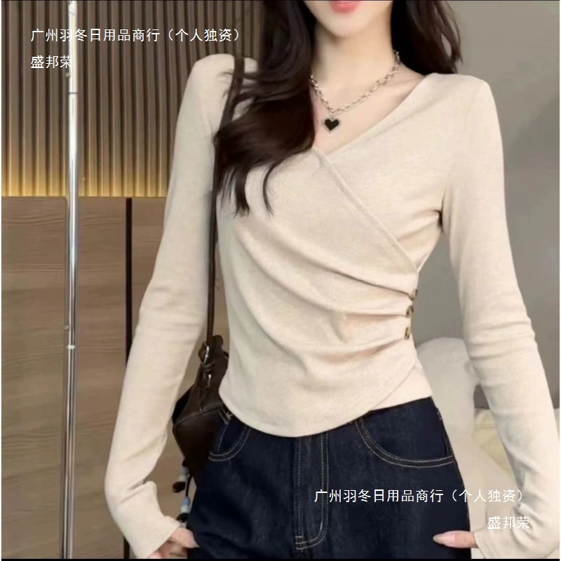 Женская базовая рубашка с V-образным вырезом во французском стиле, новый дизайн осени и весны 2025 года, плиссированная футболка с длинными рукавами и перекрещенным внутренним верхом на правом плече.