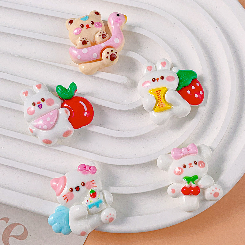 Mochila de dibujos animados fresa conejo pato anillo de natación oso accesorios de resina DIY crema pegamento agujero hebilla de zapato accesorios para el cabello material al por mayor