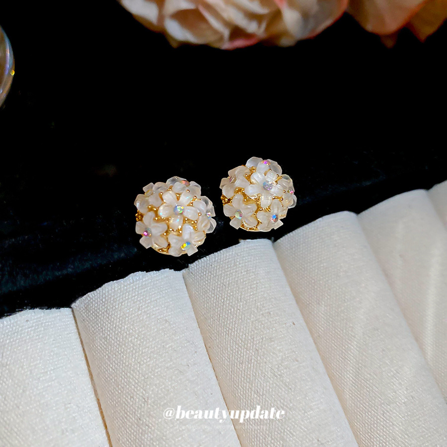 Pendientes de flores de aguja plateada de galvanoplastia de oro real de 18k Pendientes de todo fósforo de moda dulce y exquisito Pendientes de alta gama de lujo ligero para mujer