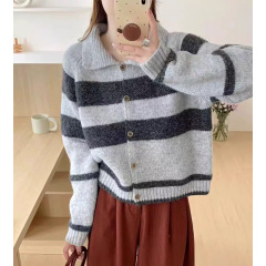 レトロな色のストライプのニットのカーディガンの女性の春秋の新型の韓系の怠惰な風のゆったりしている柔らかいモチモチとした襟のセーターのコート