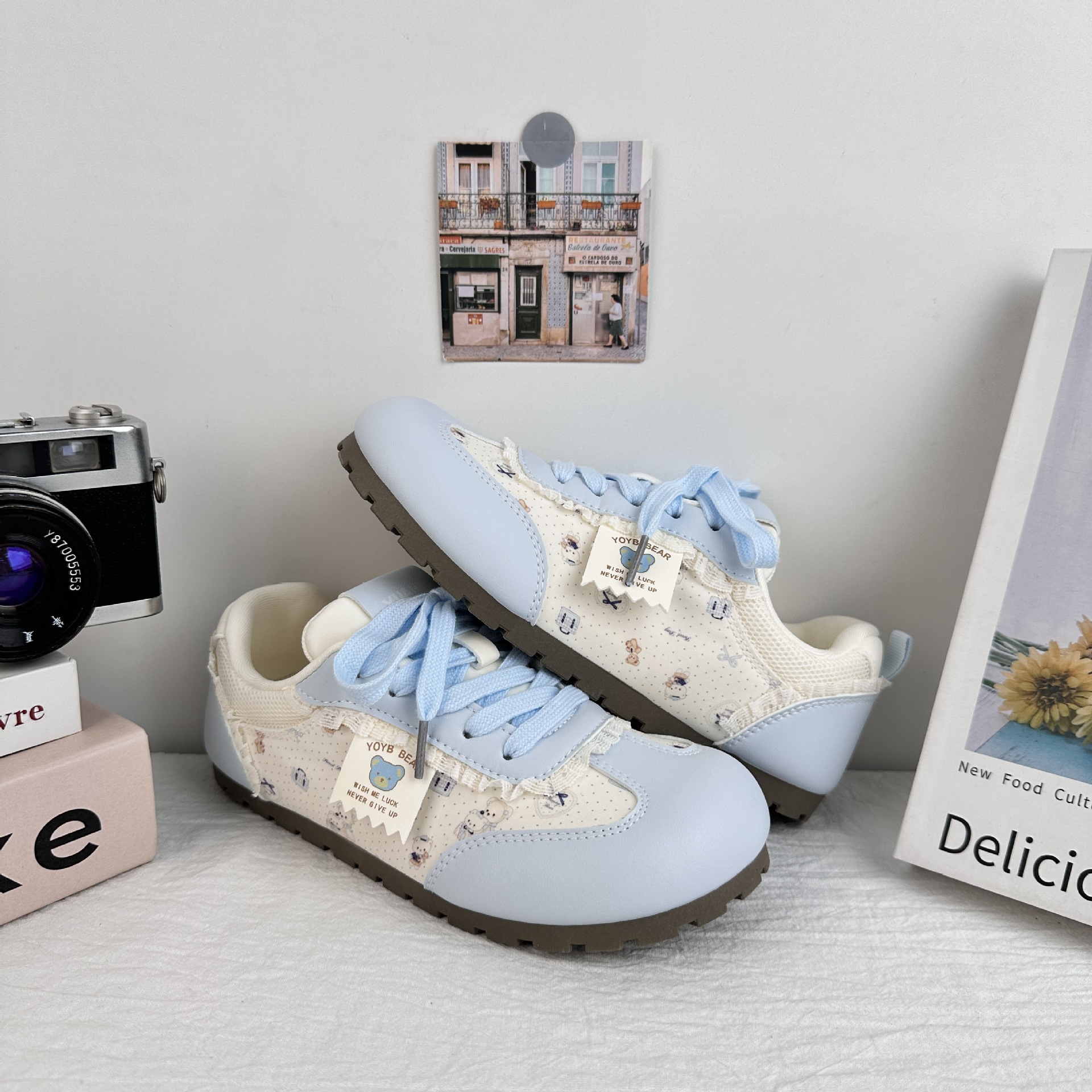 Yuanbo zapatos blancos para mujeres 2025, verano nuevo oso impresión de zapatos de entrenamiento, zapatos de skate casuales, zapatos de pan de cabello