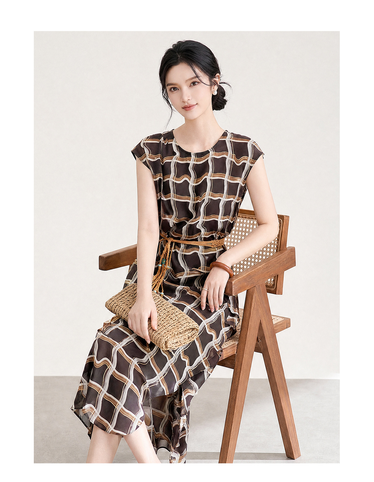 Đầm maxi nữ cổ điển họa tiết kẻ ô vuông, không tay, eo thắt dây, dáng suông dài — xanh lam chi tiết 12
