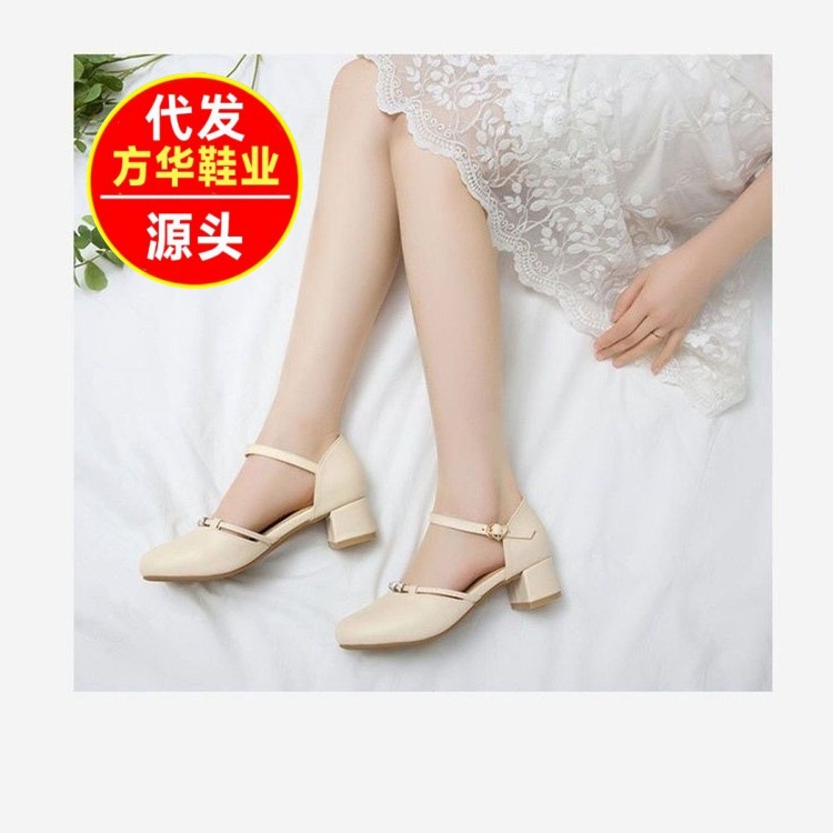 Pequeñas sandalias frescas de cabeza de paquete de primavera y verano 2026 nuevo estilo de hebilla, tacones redondos, cómodos zapatos de tacones altos, dulces zapatos de mujer
