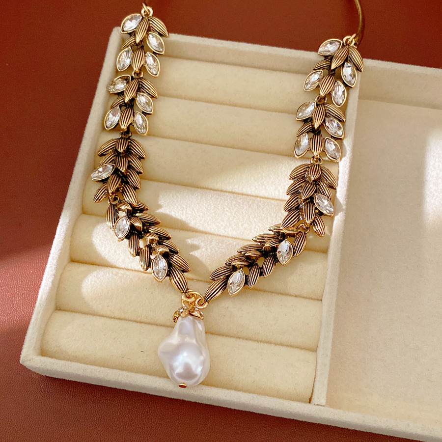 Collar de perlas de hoja de trigo vintage medieval de diamante ligero lujo nicho cadena clavícula de alta calidad conjunto de joyas