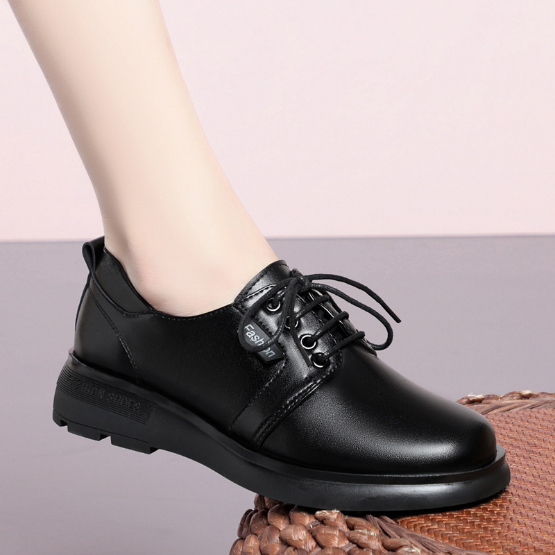 봄과 가을 새로운 검은 카우보이 여성 신발 플랫 레이스 업 가죽 신발 미드 힐 여성용 싱글 레이어 신발 부드러운 밑창 엄마 신발