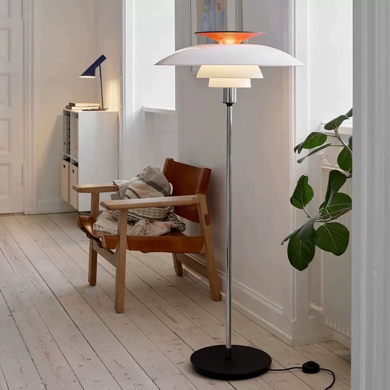 Настольная/напольная лампа Floor lamp (Luo Jiabai) скандинавский дизайн, светлая роскошь, слоистая абажурная часть, вариант напольного или настольного размещения