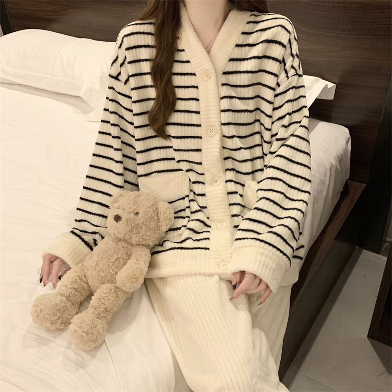잠옷 여성 플란넬 가을과 겨울 새로운 V-NECK 카디건 긴 소매 바지 달콤한 세트 두꺼운 따뜻한 집 옷