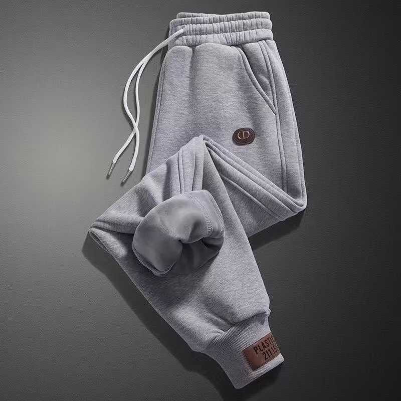 カジュアルパンツの男性の足の流れに合わせて、秋冬のベルベットのズボンの外に青少年学生のゆるいスポーツパンツを着ています|undefined