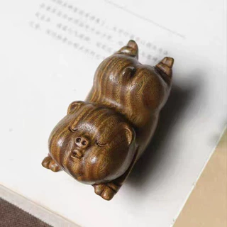 天然绿檀崖柏飞天猪手把件小猪摆件实木雕刻家居摆件生肖猪倒立猪