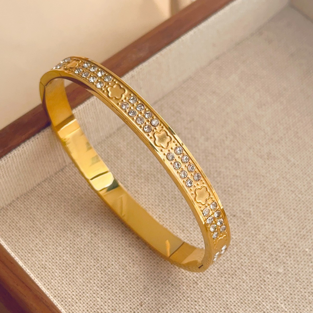 High End Floral Full Diamond Bracelet Style Versatile Niche Design All Titanium Steel Colorfast Couple Jewelry_voghion.com