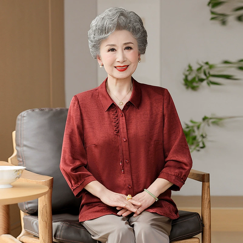 Люди среднего и пожилого возраста в летнее платье для женщин-мам в рубашке бабушки в рубашке