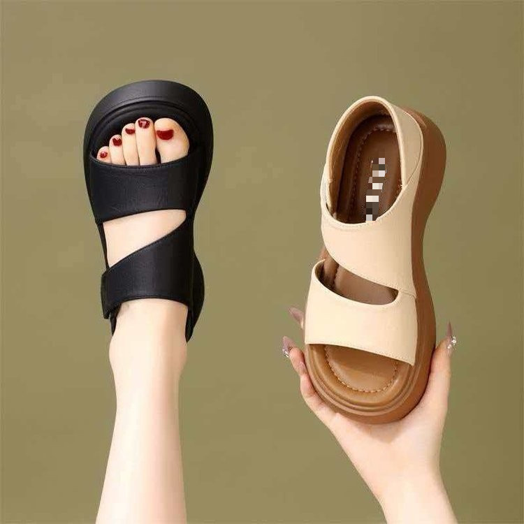 Zapatos de mamá para aumentar la altura de las sandalias romanas para mujeres 2026 verano nuevo muffin casual con suela suave velcro zapatos de playa