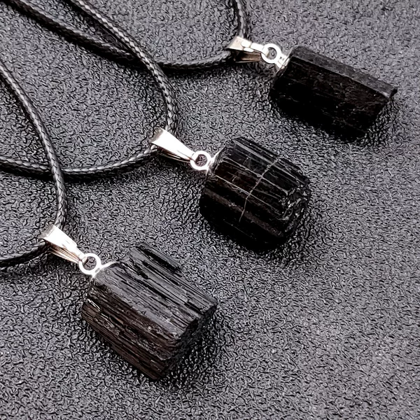 Natural Stone Black Tourmaline Irregular Raw Stone Small Pendant DIY Necklace Jewelry Accessories Wholesale