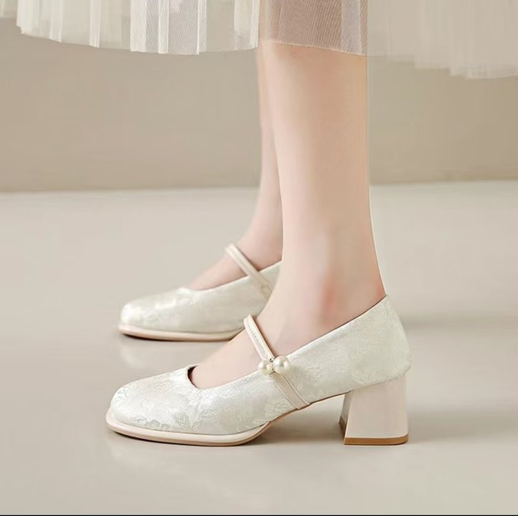 Nuevos zapatos Mary Jane chinos primavera 2025 nuevo estilo jacquard estilo nacional con falda cabeza redonda perla un solo cinturón zapatos
