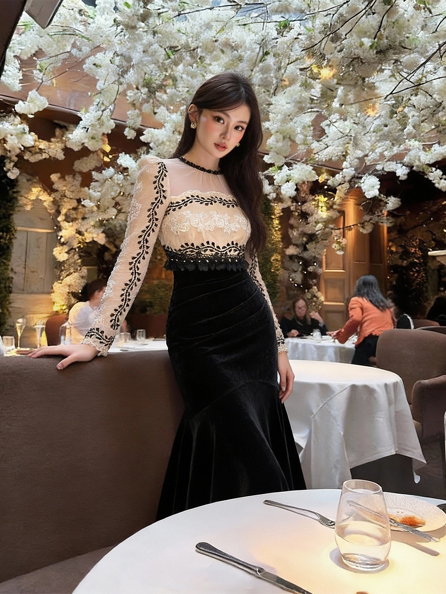 Đầm ôm body nữ phong cách Pháp cổ tròn đính đá, tay lưới xuyên thấu, dáng dài — đen