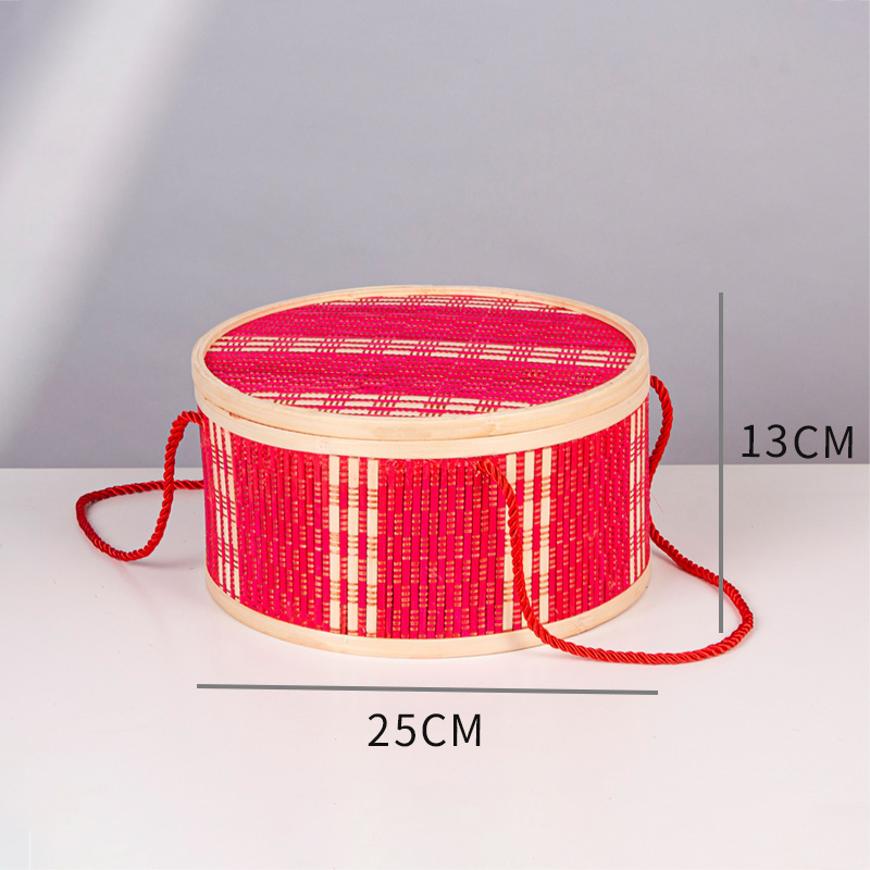 그림과 같이 작은 빨간색 둥근 대나무 바구니;