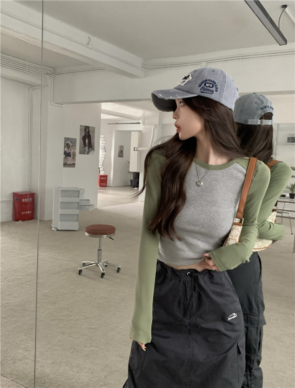 秋の小衆は色の長袖の丸首の中でtシャツを掛けて身を修めて痩せています。|undefined