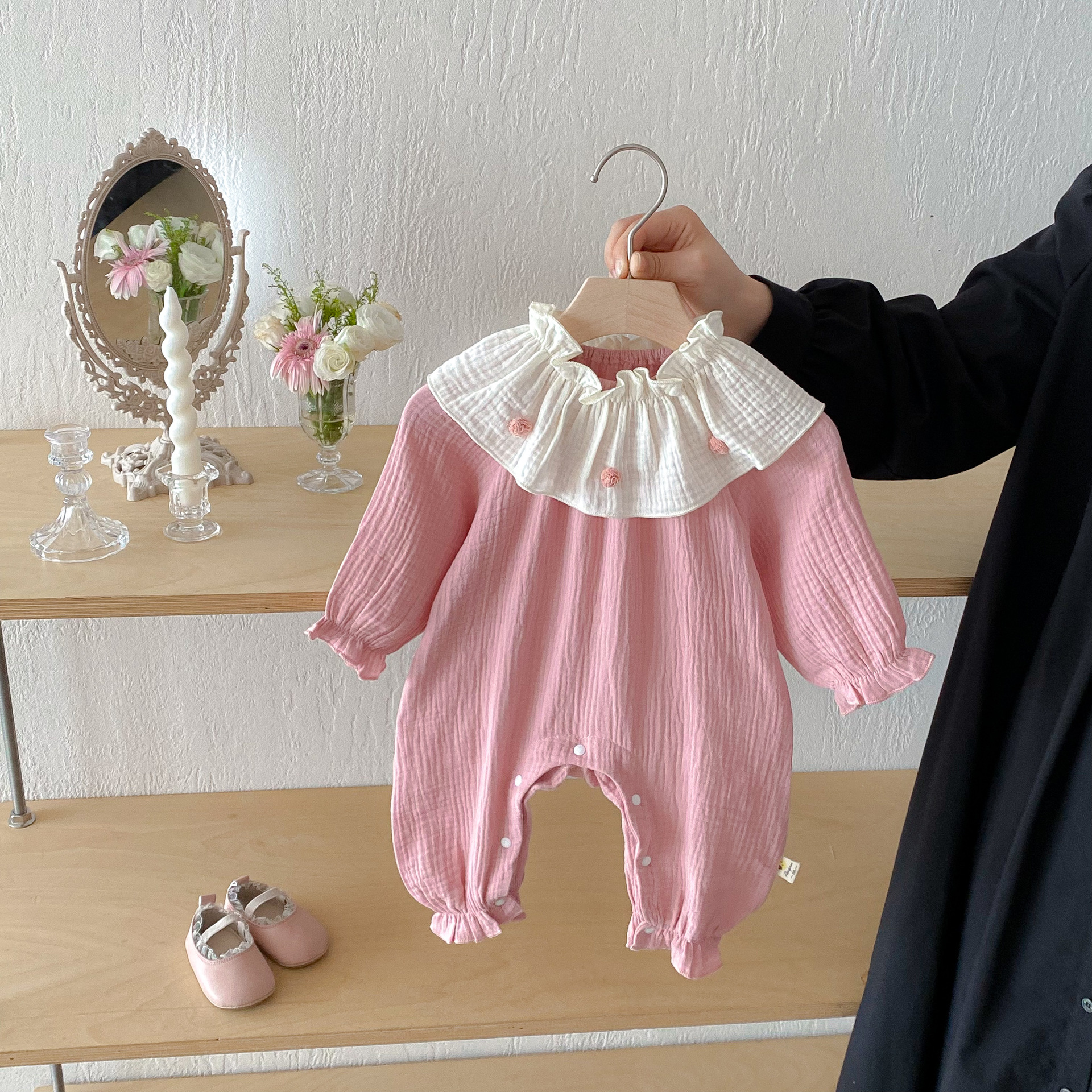 2025秋季新品婴幼儿长袖纱布棉长爬女宝宝洋气围巾外出哈衣连体衣
