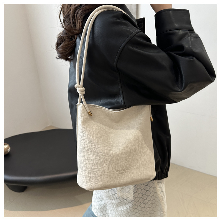 Solid-color simple single-shoulder casual. This year, the retro large-capacity 2024 new autumn crossbody bucket bag for women is in vogue undefined