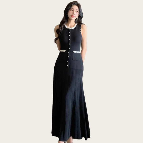 Summer elegant dress sleevless with a round collar