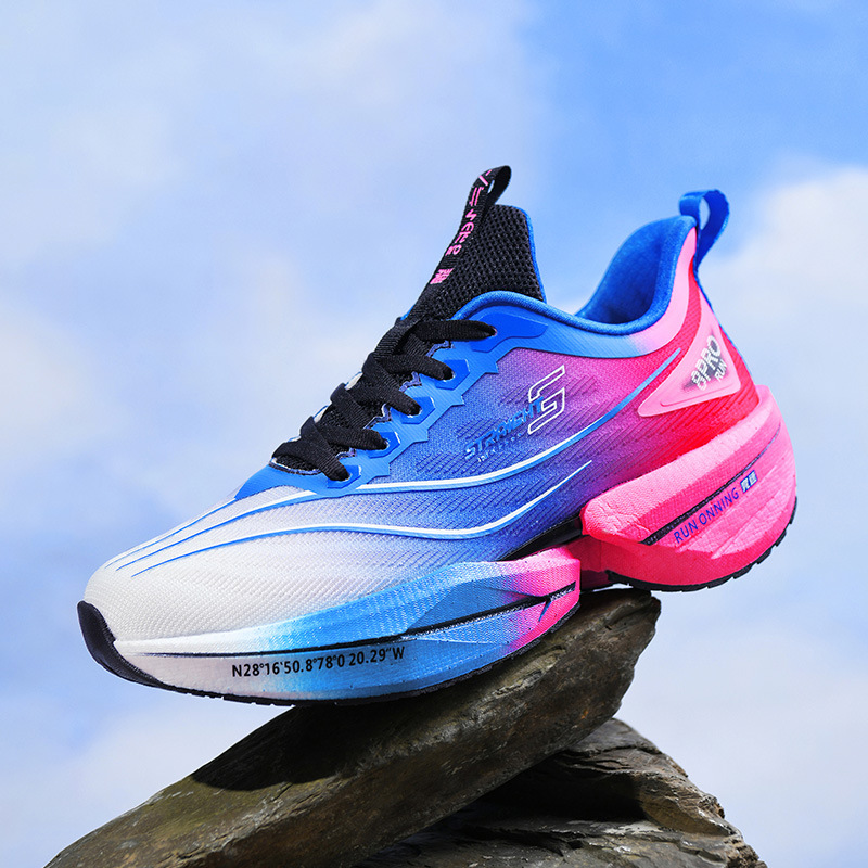 Zapatos de carreras antideslizantes de suela suave de explosión juvenil para hombres y mujeres aumentan la tendencia de zapatillas de corrida de carbono de amortiguación