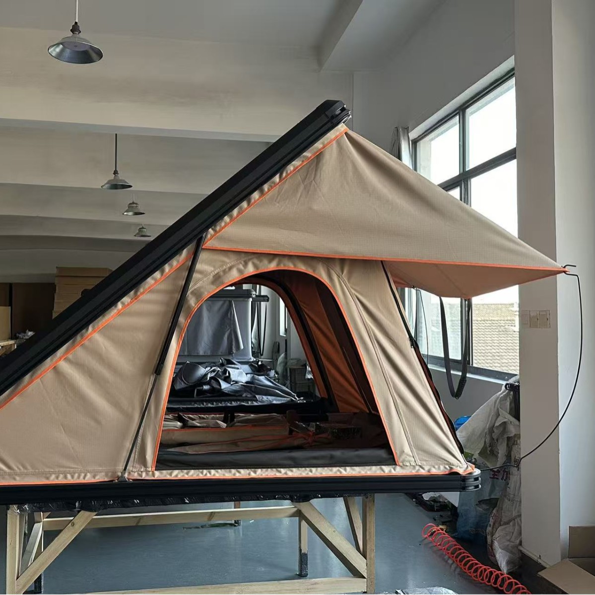 Fabricantes al por mayor de aleación de aluminio triangular sombrilla al aire libre camping viaje a prueba de lluvia gruesa techo duro