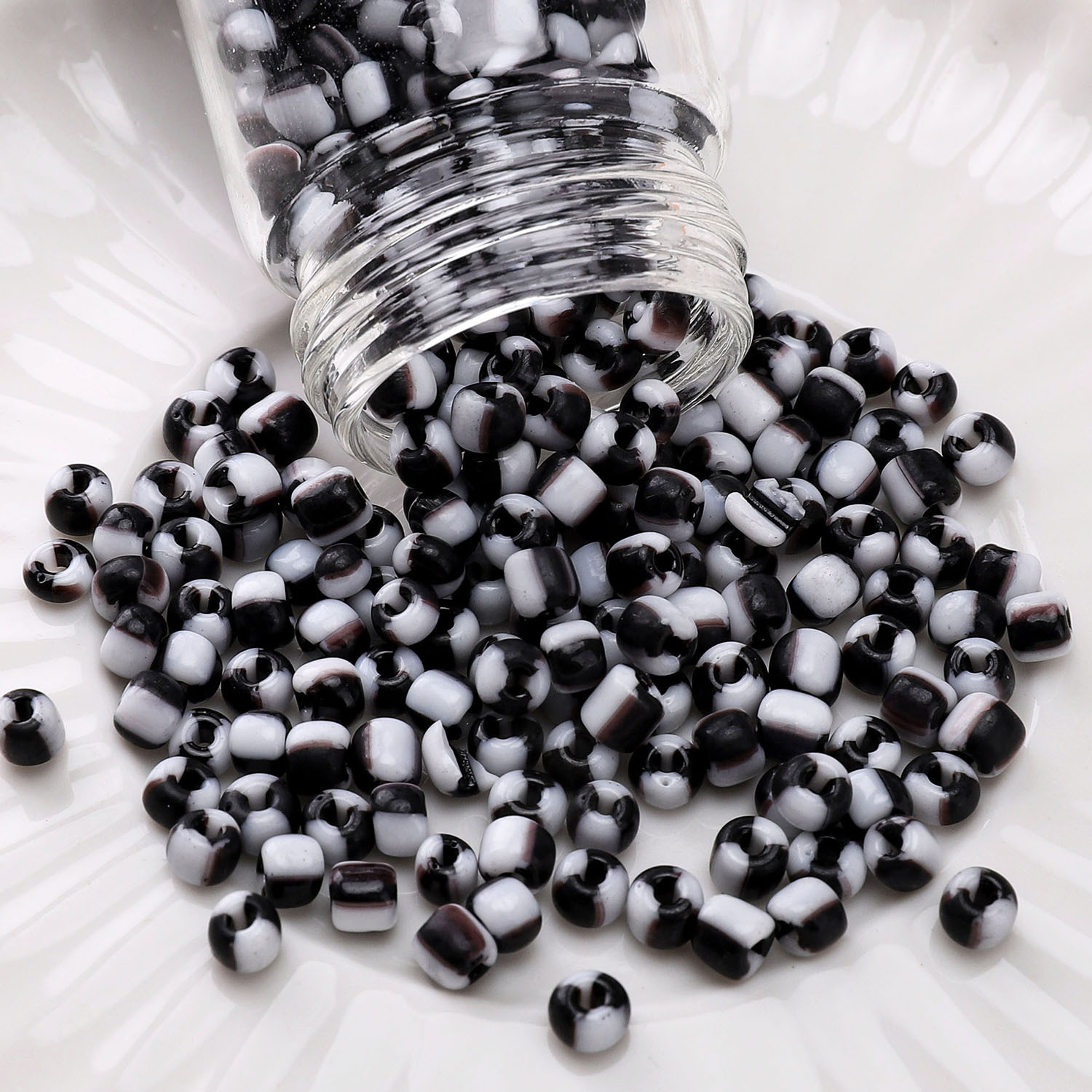#07 style 4mm black and white 10g/pack about 110 pieces