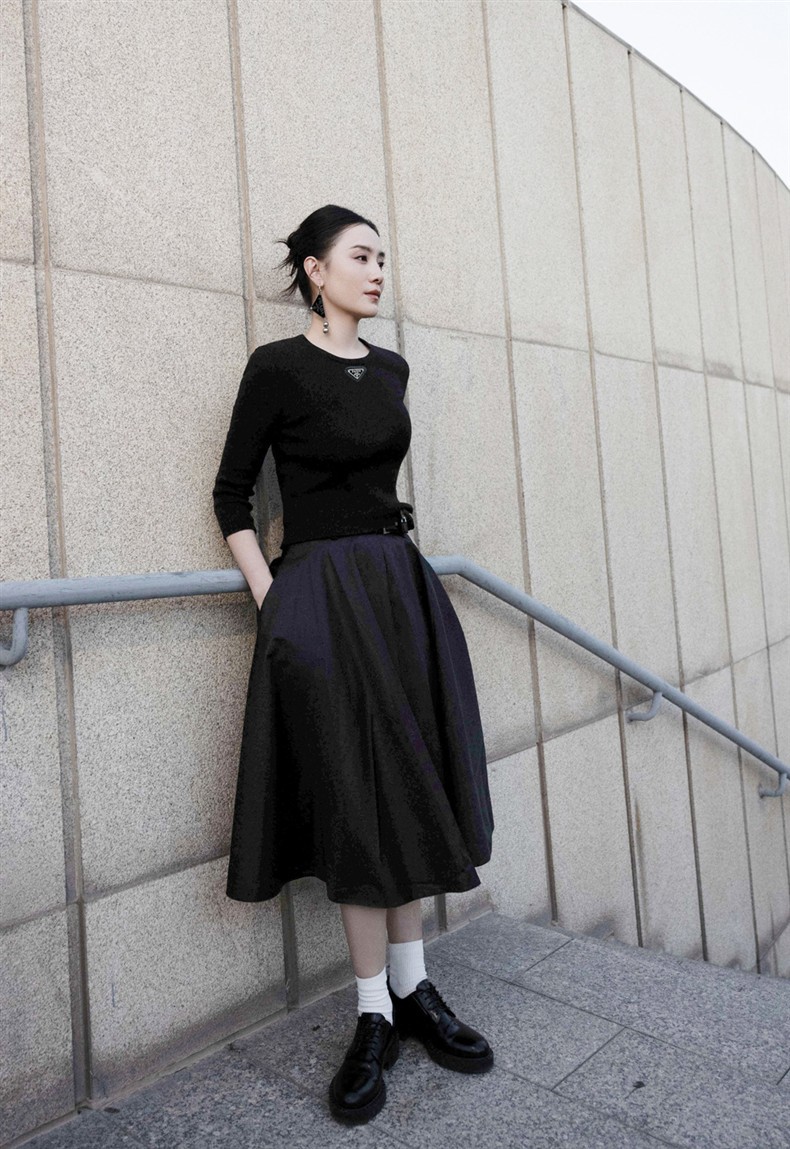 0913-05 宋佳同款圆领修身针织毛衣+大摆半裙套装送腰包