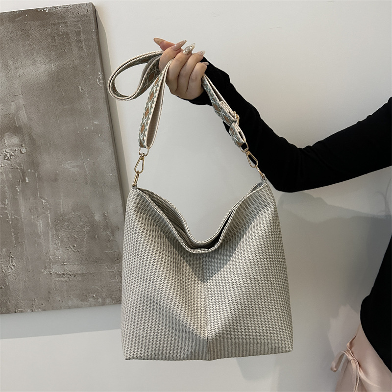 Bolso 2024 nuevo temperamento de verano de alto nivel de hombro bolso de balde de borde ancho de gran capacidad bolso de nicho de mujer