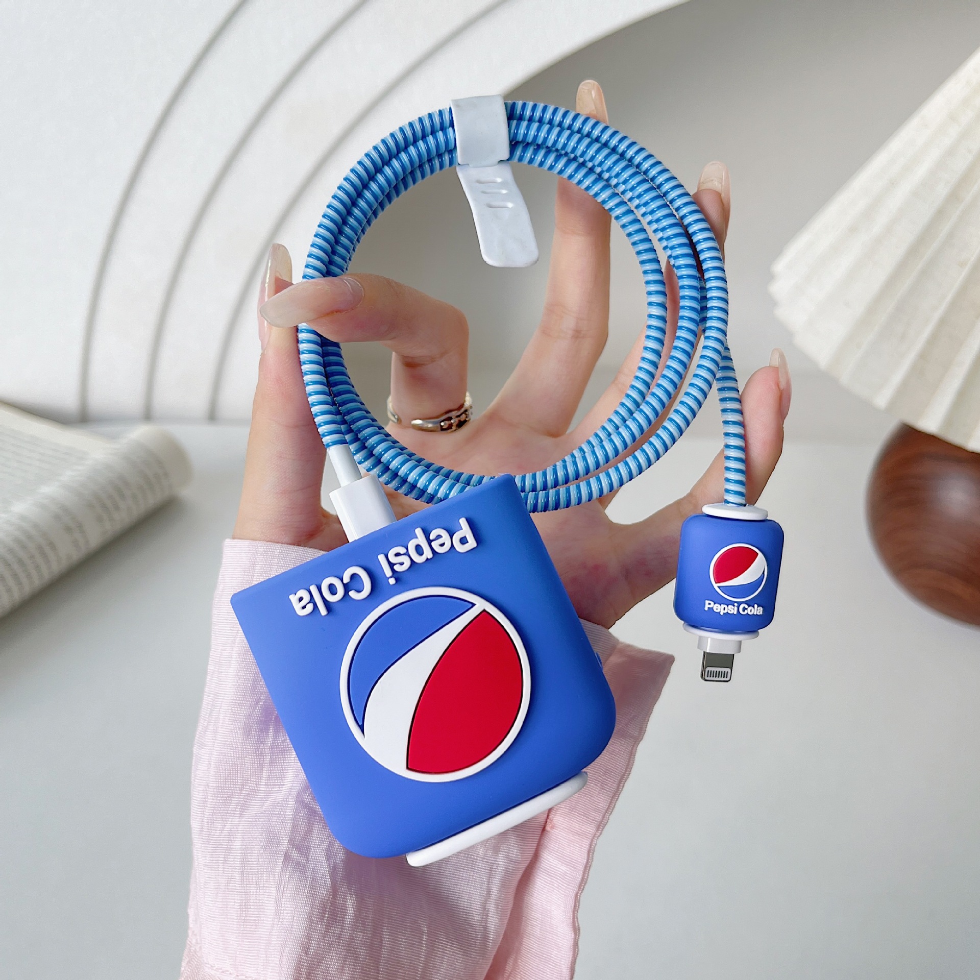 2024 nueva cubierta protectora de cabezal de carga rápida estándar británico de dibujos animados de 20W para cargador de Apple 20WPD plegable de tres enchufes