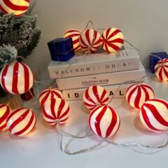 国境を越えてクリスマスの日のカラーケーキのイルミネーションの装飾の雰囲気ランプの部屋にクリスマスツリーのランプを配置する