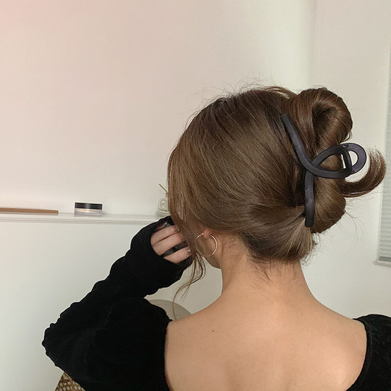 ネットの赤い一字の砂の質感のクリップの気質の女性のサメのクリップのシンプルなヘアピンは大きいサイズのヘアピンをつかんで卸売りします。|undefined