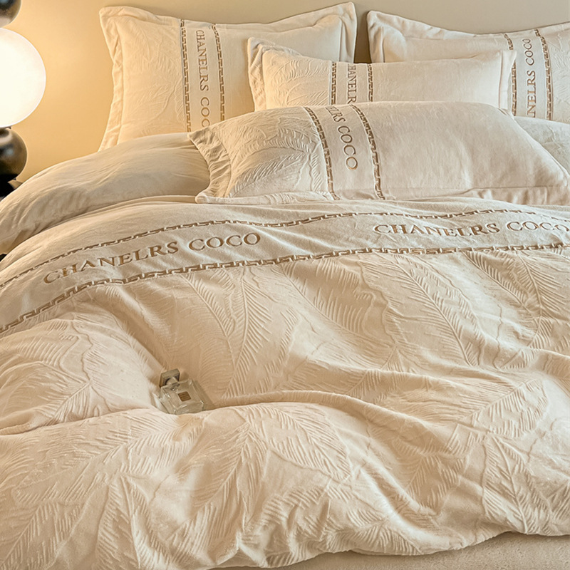 Espesado tallado de leche de lana de cuatro piezas conjunto 2025 nuevo coral lana de invierno sábanas de franela cubierta de cama