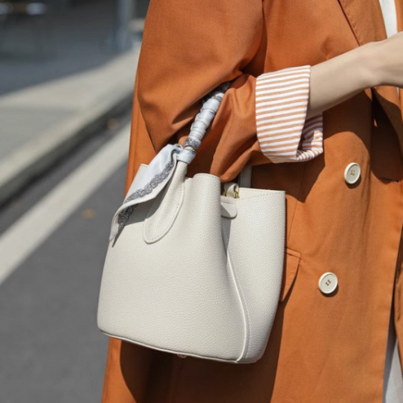 가죽 가방 여자 2024 새 버킷 가방 여성용 가방 크로스 바디 언더 암 올 매치 니치