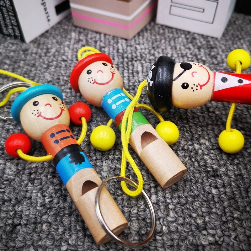 Dibujos animados mini pirata silbato de madera tocando instrumento musical juguete infantil jardín de infantes silbato música juguete de educación temprana