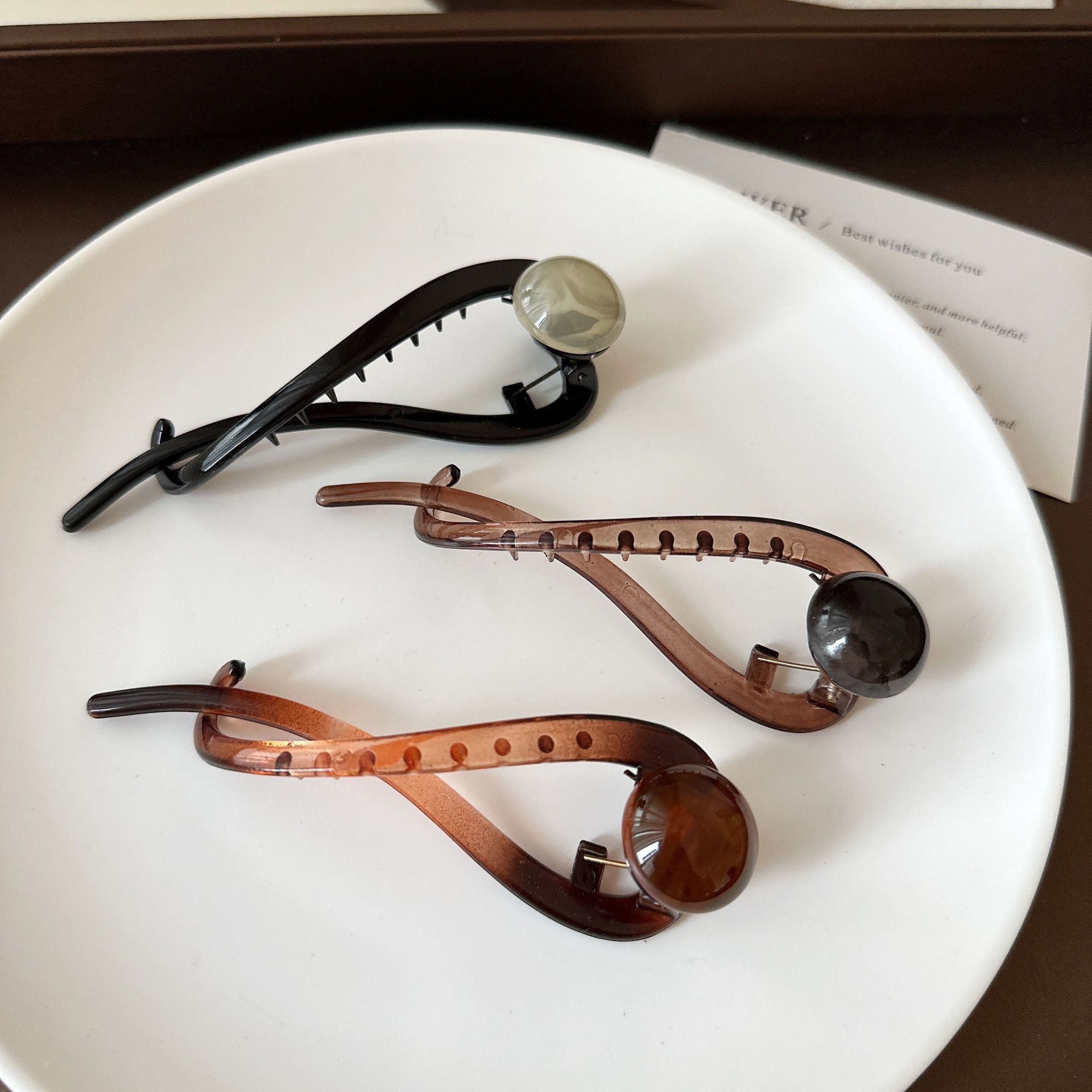 Eenvoudige bruine parelgreepclip voor dames 2024 nieuwe stijl gedraaide haarspeld achterhoofd haaienclip haaraccessoires_voghion.com