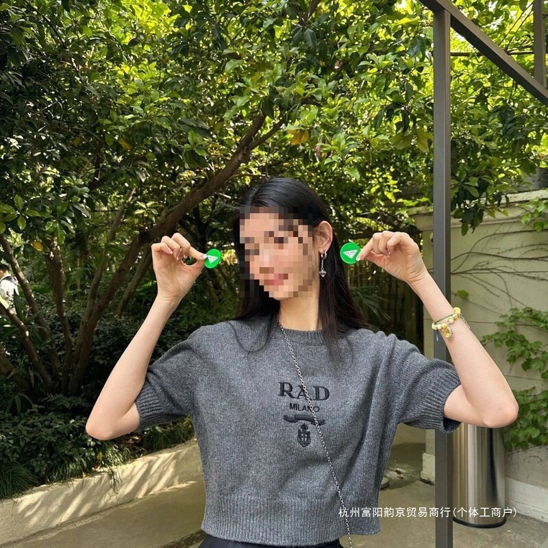 New P-brand sweater with logo on the chest, Nanyou high-end gray short sweater with wool embroidered badge, women's knitwear New P-brand sweater with logo on the chest, Nanyou high-end gray short sweater with wool embroidered badge, women's knitwear