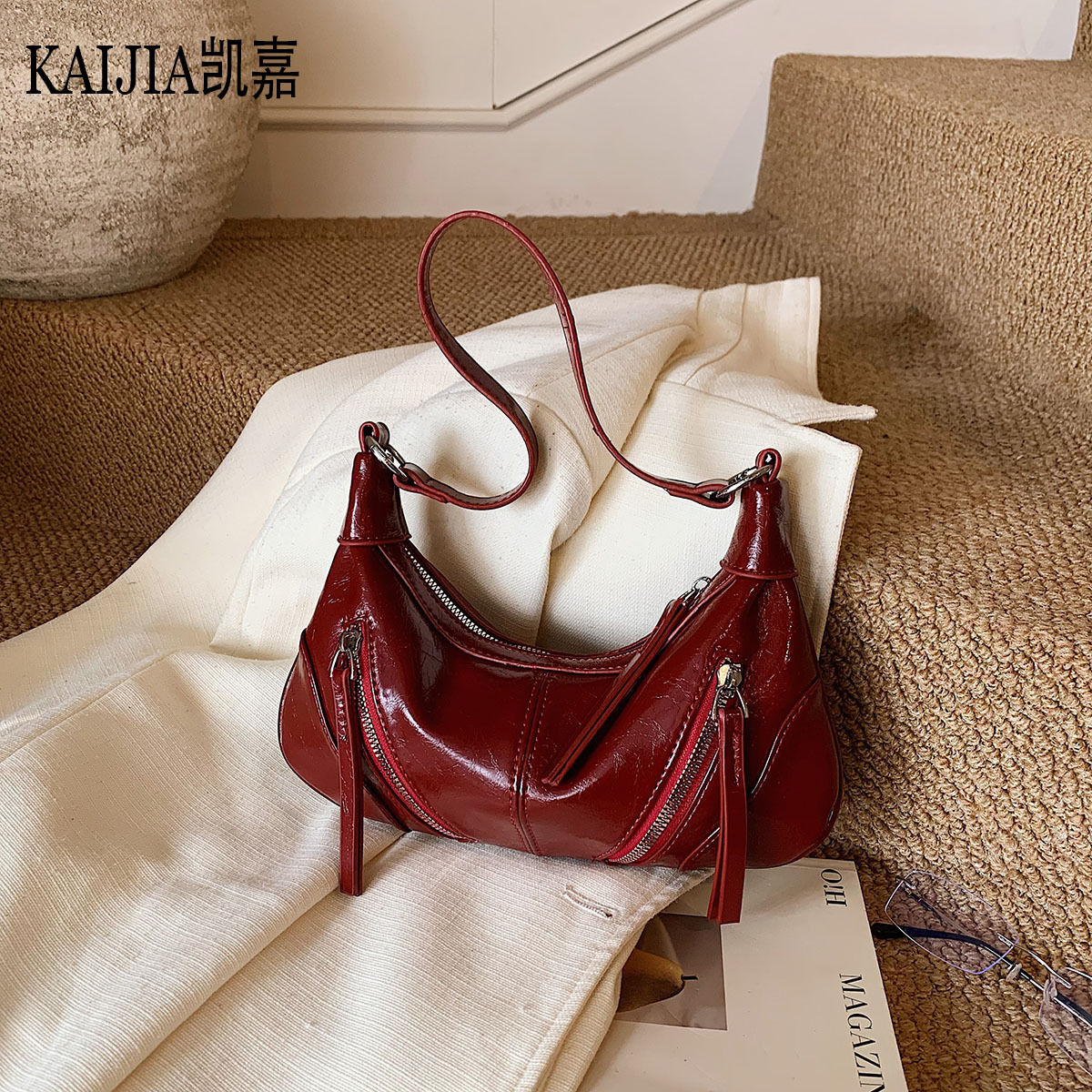 高级感酒红色包包女复古油皮饺子包辣妹机车风拉链装饰腋下单肩包